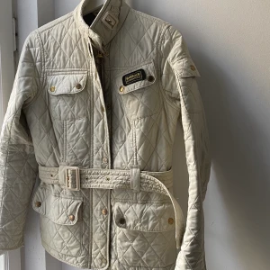 Barbour beige vårjacka - Använd fåtal gånger mestadels vår och höstjacka. Älskar denna jacka men passar inte min stil längre. Superskönt material med skärp runt. Köpt på Thernlunds i Täby centrum.  Nypris 2000