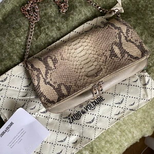 Zadig Voltaire väska - Säljer min Zadig Voltaire väska! Nypris ca 3600 kr💗 säljer då den inte längre kommer till användning. Lite sliten och kan skicka mer bilder om det önskas💞 köparen står för frakten 
