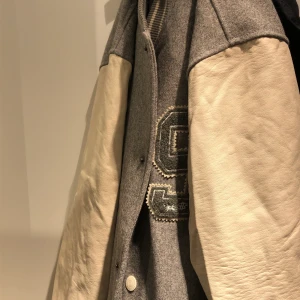 Basbelljacka  - Baseball/College jacka. Oversized fit, aningen för stor på mig som är 159💓 Köp direkt för 350+30kr frakt🥰 Kan möjligtvis mötas upp i Stockholm.