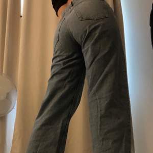 Skit sköna snygga jeans från monki. Tycker dom är lite för korta på mig (jag är 174cm). Innerbens längden är 77cm. Använda MAX 3 gånger så väldigt bra skick. Det står inget mer än 29 i jeansen så de står ingen längd
