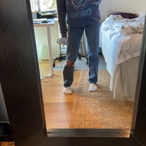 Jeans - Säljer dessa jättefina oanvända Jeans. Säljer då jag råkade köpa två par och dom ena är helt oöppnade. För fler frågor eller bilder kontakta ❤️ köpte för 500 kr och är helt oanvänd. Pistet kan diskuteras 