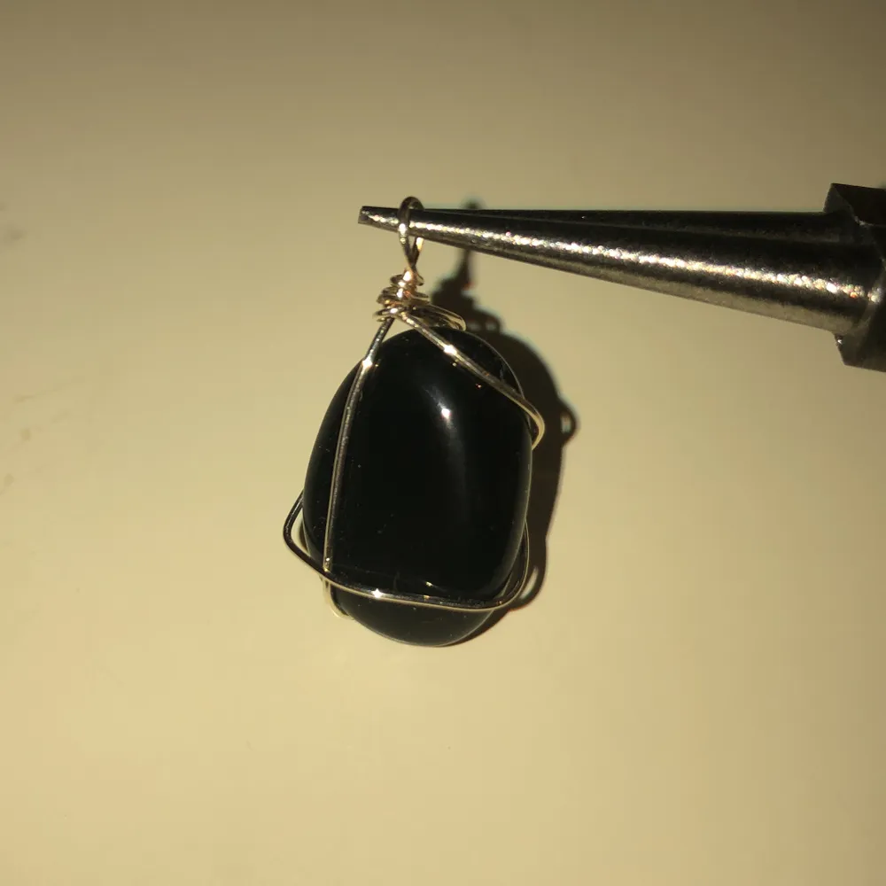 Handgjord Obsidian berlock med metalltråd. Säljer den för 35kr plus frakt (10kr).. Övrigt.