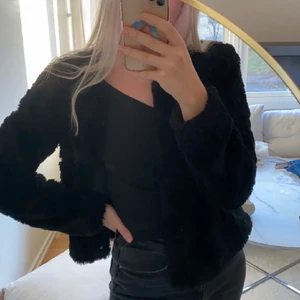Vårjacka fluffig! 🌞 - Fake-fur jacka, perfekt till våren! Midjelång och passar till allt. Säljer då den tyvärr inte kommer till användning längre 💖
