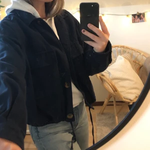 Vårjacka  - En perfekt marinblå jacka till våren. Hyfsat tunn och lätt med fina knappar! Den är från Zara och det var längesedan den användes sist därför säljer jag den😌 hör av er om ni önskar mer information! 