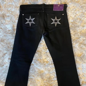 Victoria Beckham jeans - Lågmidjade och utsvängda Victoria Beckham jeans som jag köpte här på Plick, aldrig använt de själv då jag tyckte att de inte riktigt passade på mig. Står att det är storlek 28 i midjan och 34 i längd💗