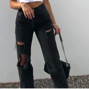 Håliga jeans från zara  - Håliga baggy jeans från Zara.  Bilderna är lånade.  Knappt använda, bara 3 ggr.  Fint skick.  Köpte dom för 499kr.  Kan frakta men fraktkostnaden stå köparen för. 😊