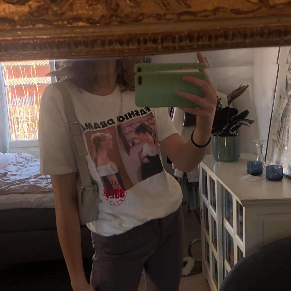 Simpel och skön T-shirt med tryck från den ikoniska Beverly hills 90210 serien! Säljer då den tyvärr inte kommer till användning längre :( Är i storlek S men skulle säga att den kan passa de flesta beroende på hur man vill att den ska sitta ☺️. T-shirts.