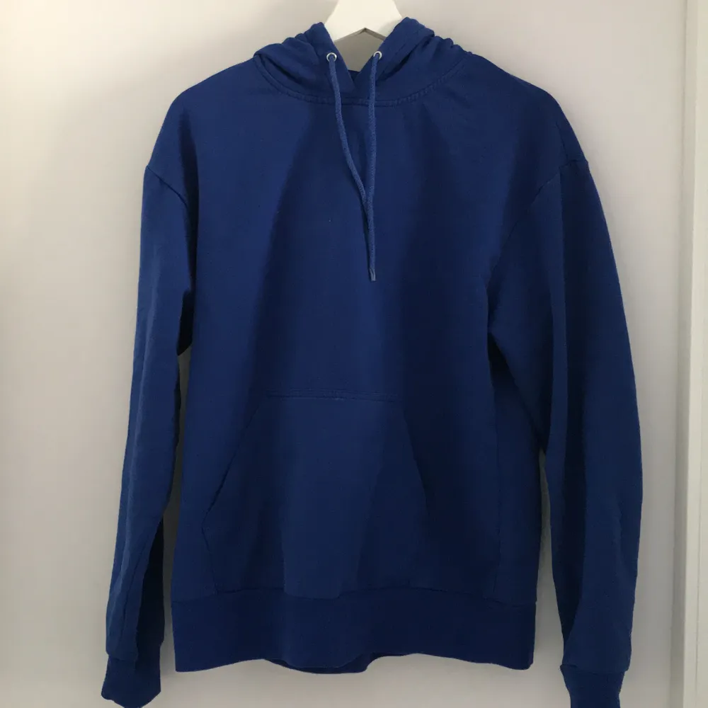 Jättefin blå hoodie köpt på carlings. Sälj för jag inte använder den längre. Bra skick. Frakt tillkommer. Hoodies.
