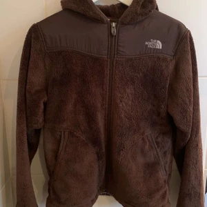 North Face Fleece - Halloj, jag säljer denna otroooligt sköna fleecen från The North Face. Stl S och säljes för 250kr eller bud + frakt😍🥰