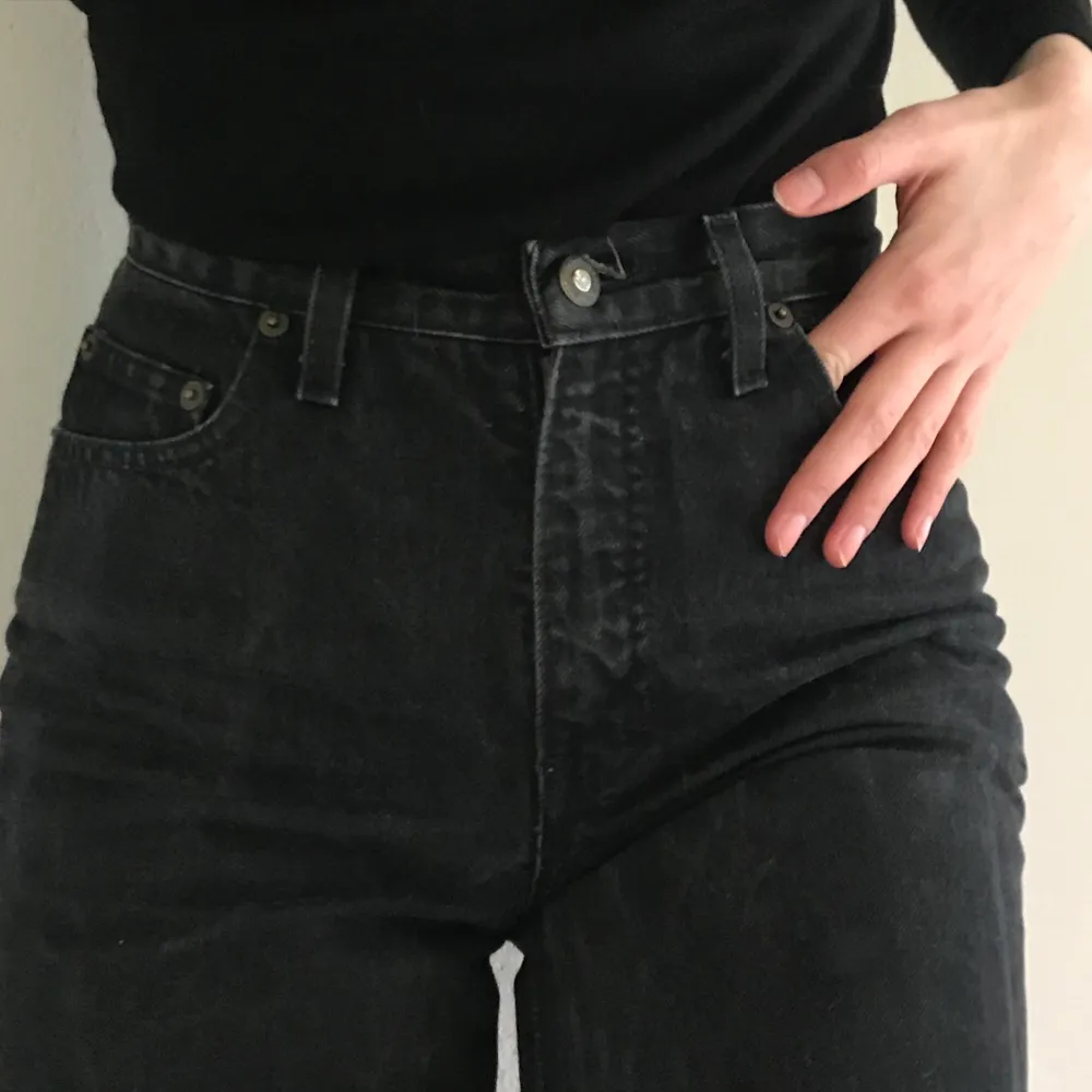 Perfekta jeans köpta på beyond retro. Älskar dom men börjar bli lite små :(( kontakta för mer info ☺️☺️ . Jeans & Byxor.