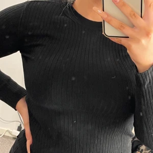 Svart långärmad tröja  - En vanlig svart långärmad tröja. Nypris 350kr Aldrig använd. Skriv privat för fler bilder. 