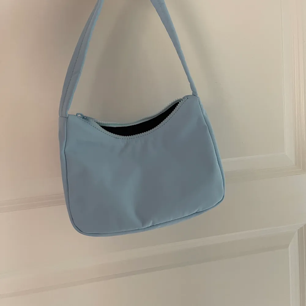 Ljusblå väska från Gina Tricot som endast är använd 1 gång, så i mycket bra skick!💫. Väskor.