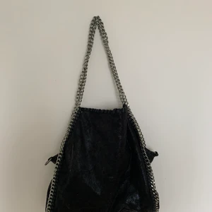 Miinto Väska - En orginal väska från Miinto, köpt för ca 5 år sedan. Väskan är endast använd ungefär 5 gånger. Säljer pågrund av att jag aldrig haft någon andväning av den. Den är i väldigt bra skick och har många fack inuti. Den rymmer mycket och är lätt att ta med👜❣️Vid intresse skriv gärna💞⚡️