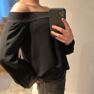 Off shoulder blus - En svart off shoulder blus från zara i storlek S. Använd ett fåtal gånger. Material och längd på ärmarna finns ifall man swipear! 