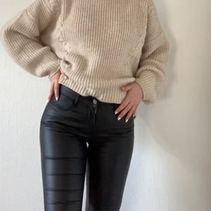 Skinnbyxor - Så snygga skinnbyxor som inte kommer till användning mer. De är lite långa på mig som är 165 vilket gör att de får ”rynkor” vid benen. Som ni ser har jag vikt upp de pågrund av att de är lite för långa. sitter otroligt skönt på.💘 storlek XS men passar mig som är S