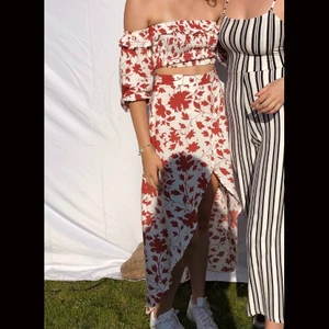 Set från Trendyol  - Säljer detta rödvitblommiga sett från trendyol köpt på NAKD i storlek 36. Endast använd 1 gång och är därför i toppskick. Köpt för 450kr och säljer för 100kr. Köparen står för frakten.