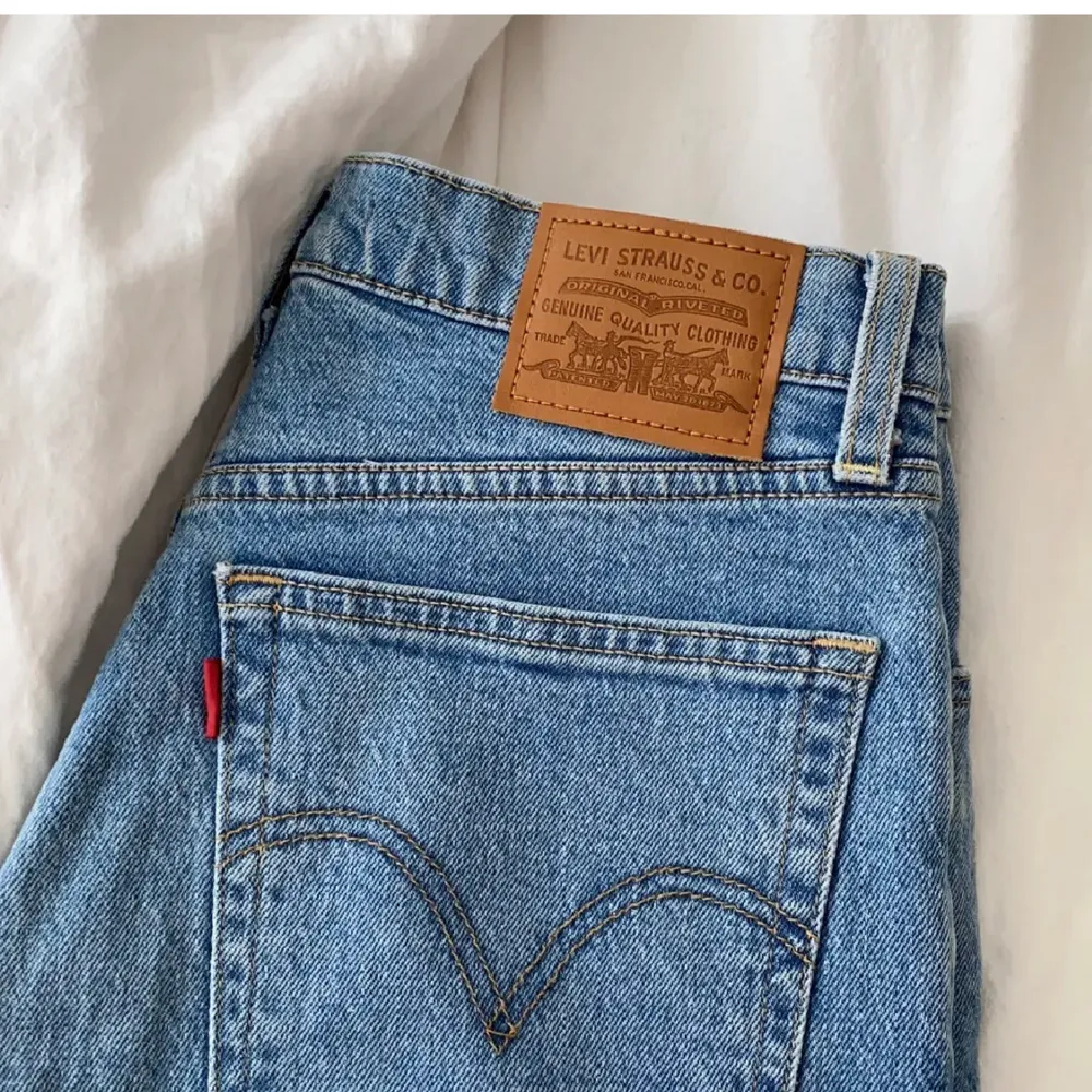 Lånade bilder av tjejen jag köpte dessa av!! Tyvärr passade dessa supersnygga jeans inte mig i midjan, har alltså aldrig använt de och de var endast använda 2 gånger av förra tjejen, alltså helt nytt skick! Storlek 29 🥰 Nypris 1100 kronor!! Buda i kommentarerna eller köp direkt för 500 exklusive frakt 😋. Jeans & Byxor.