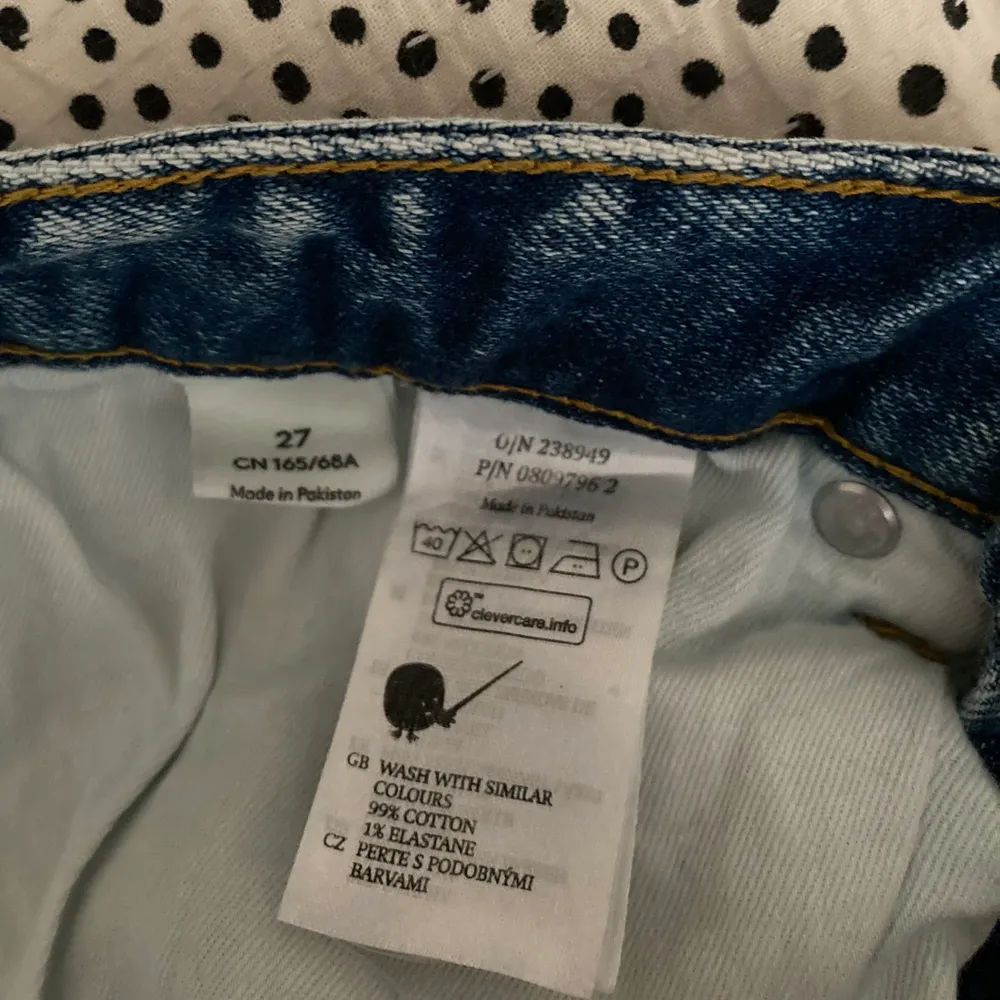 Superfina jeans från Monki i nyskick. Är lite korta på mig som är 175 cm. I nyskick. Köpta för 400. Köparen står för frakten. 🦋. Jeans & Byxor.