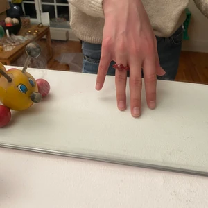 Ring - Superfin ring i vinröd färg av jättefina glaspärlor, aldrig använd från Desert Design! Har flera andra annonser där jag säljer samma typ av ring fast i flera andra färger så om ni är intresserade kan ni gärna gå in och kolla! Hör av er vid frågor eller funderingar! 💞 köparen står för frakt 