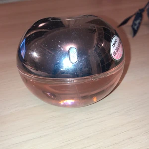 DNKY perfym  - En DKNY perfym som är använd en gång och passar perfekt till sommaren 