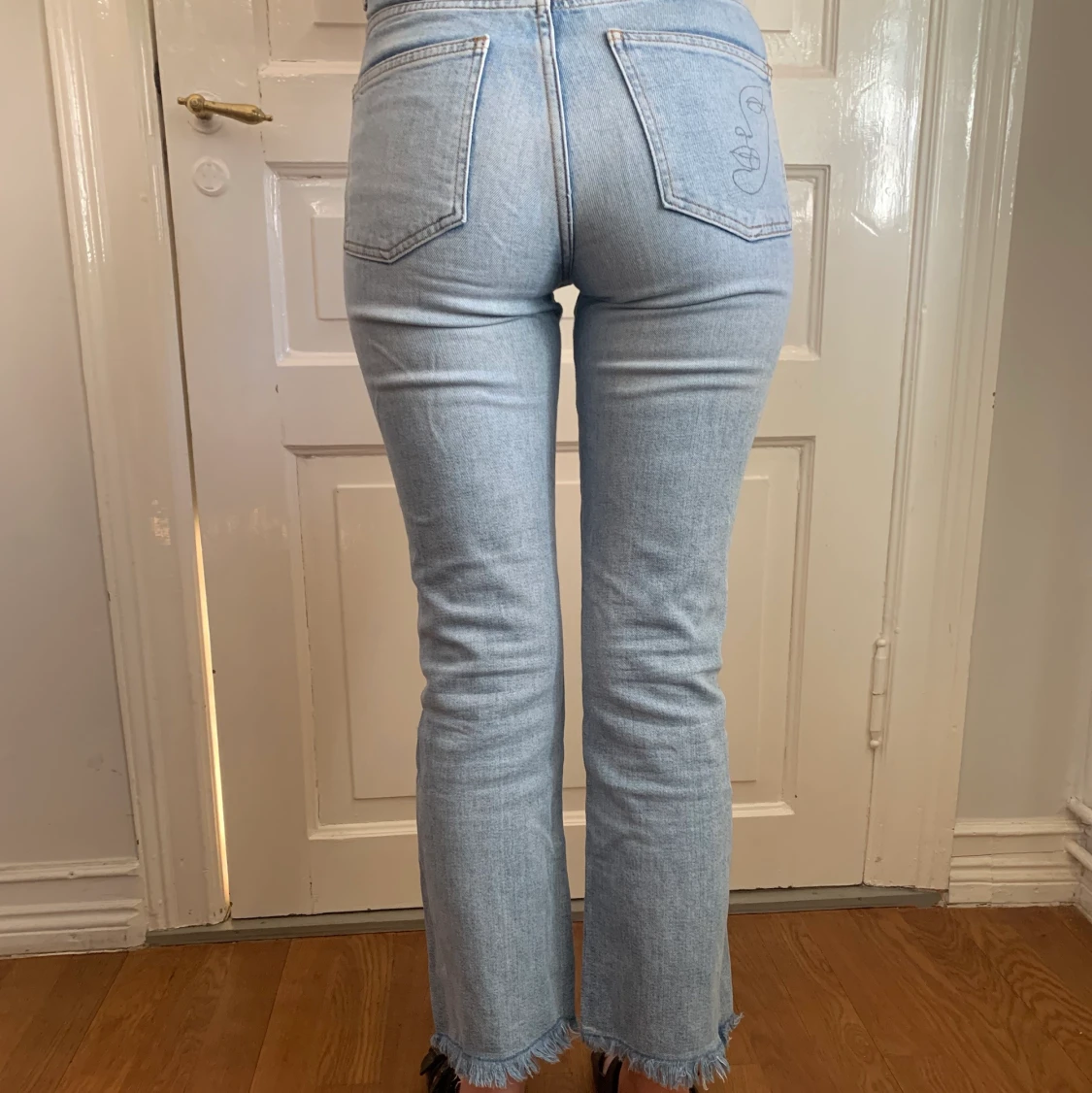 Blåa jeans med ansikte på bakfickan - 91