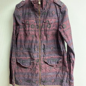 Jacka - Coolt mönster. Står strl 40 men skulle säga 36/38 också 