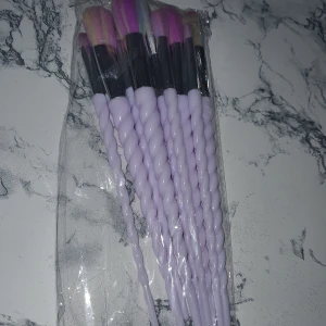 Smink borstar - Oanvända inplastade borsta. 10st, köpta för 70kr. Borstarna på andra bilden är mina egna borstar för att visa hur de ser ut.