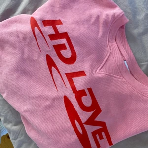 Sweatshirt rosa - Rosa sweatshirt från WEEKDAY | croppad swestshirt med tryck på bröstet inga sömmar utan den är ’avklippt’ (köpt croppad) ärmarna har ej muddar utan är vida | strl S passar M | aldrig använd | frakt tillkommer.