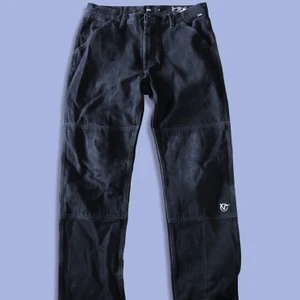 Vans Jeans - Svarta jeans från Vans i bra skick. Säljer då jag inte använder dom längre.