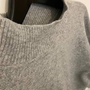 Snygg grå stickad tröja från HM i storlek S! Perfekt för kalla kvällar 💫⭐️😌💕☀️🌈