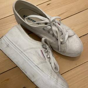 Snygga sneakers i storlek 37. SOM GÅR ATT TVÄTTA PÅ 30 GRADER (så blir de vita igen)!!! ⭐️🥳☂️💕
