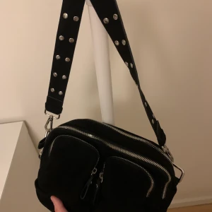 Svart väska  - Svart väska med massor av fack