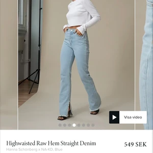 Jeans - Säljer mina favoritjeans från nakd x Hannah schönberg. Köptes för 549 och är helt slutsålda på hemsidan. Frakt tillkommer men pris kan diskuteras. Använda sparsamt så har inga defekter❤️ skriv privat för frågor och egna bilder på jeansen!