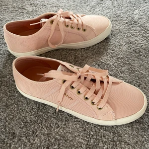 Gant Zoe Sneakers, helt nya i Strl 37 - Fick nog lite hjärnsläpp när jag köpt dessa. Skulle ju ha ett par vita men blev ett par ljusrosa eller silverrosa som de kallar det för. Innermått 24cm. Köparen står för frakten!