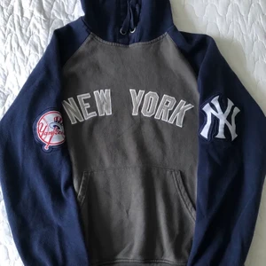 Hoodie - Lägger ut denna igen då de var oseriösa budgivare förra gången. Jätte snygg yankees hoodie som är SJUKT unik. Tar bud från 350.