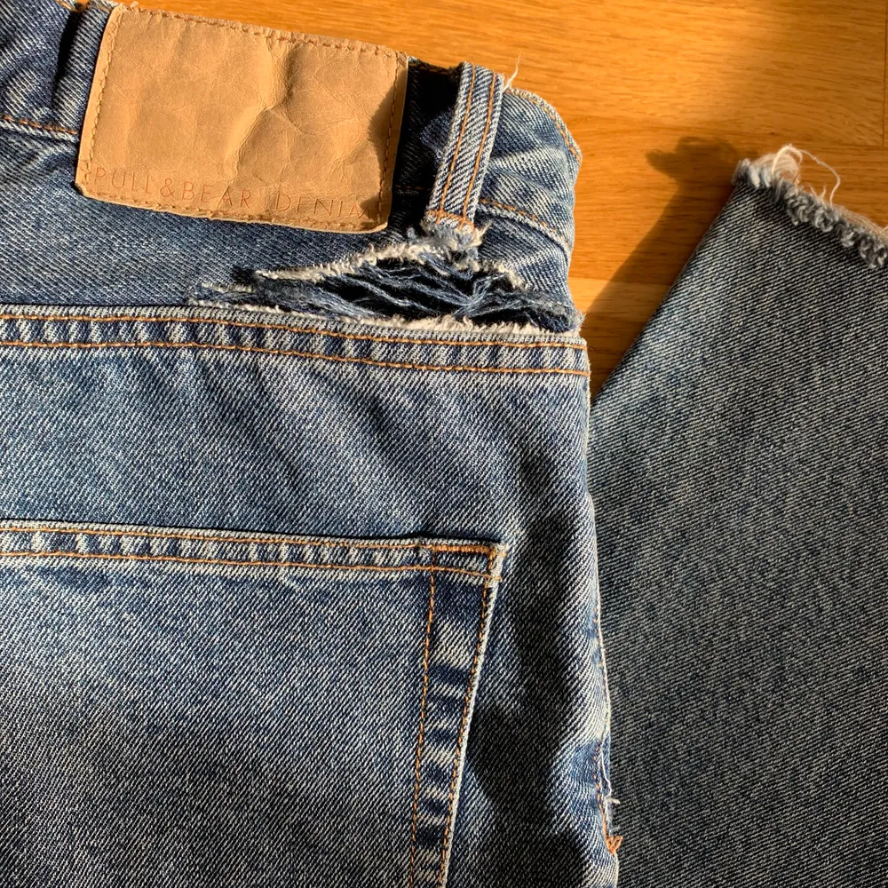 Säljer dessa jeans från pull & bear. Lite slitna och trasiga vid midjan som man ser på sista bilden. Sitter bra på mig som är 162 cm. . Jeans & Byxor.
