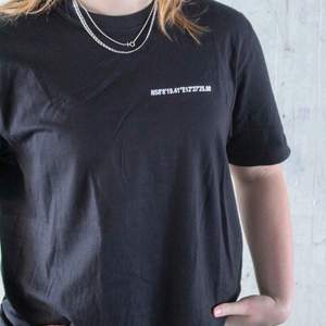 Hej hej hej! En grymt snygg t-shirt med tryck bak och fram till! Unna dig! Hör av dig i fråga om storlek, pris och intresse! ❤️