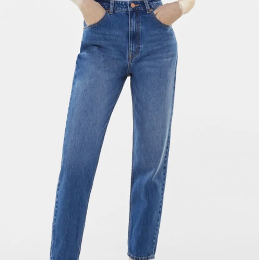Skit snygga mom jeans från Bershka. Säljs pga att dem blivit för små🙁  Sista bilden visar modellen på jeansen, dock inte den rätta färgen!100kr + frakt.. Jeans & Byxor.