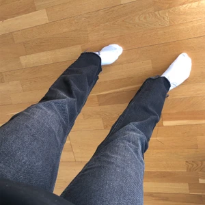 Grå raka jeans  - Säljer nu dessa gråa jeansen från NA-KD då de tyvärr har blivit för små för mig. ”Fransiga” längst ner. Jag är 165 och de går precis ner till fötterna på mig ☺️