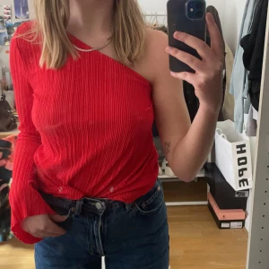 Gina Tricot - One Shoulder - Jättefin tröja, som jag tyvärr ej får användning av. Från Gina Tricot, super fin i solen (behövde därför ha med en bild på materialet i solen.) storlek S. Det är min spegel som har fläckar inte tröjan hihi