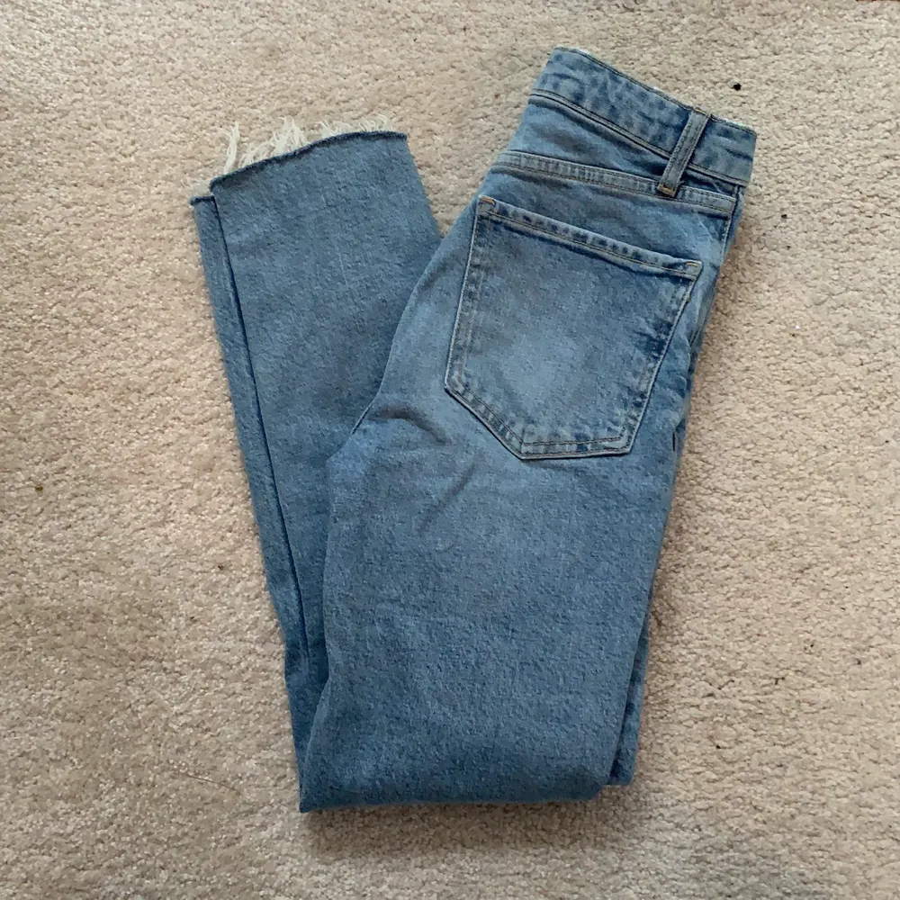 Säljer dessa super fina jeans som tyvärr inte kommer till användning, använda 5-6 gånger.. Jeans & Byxor.