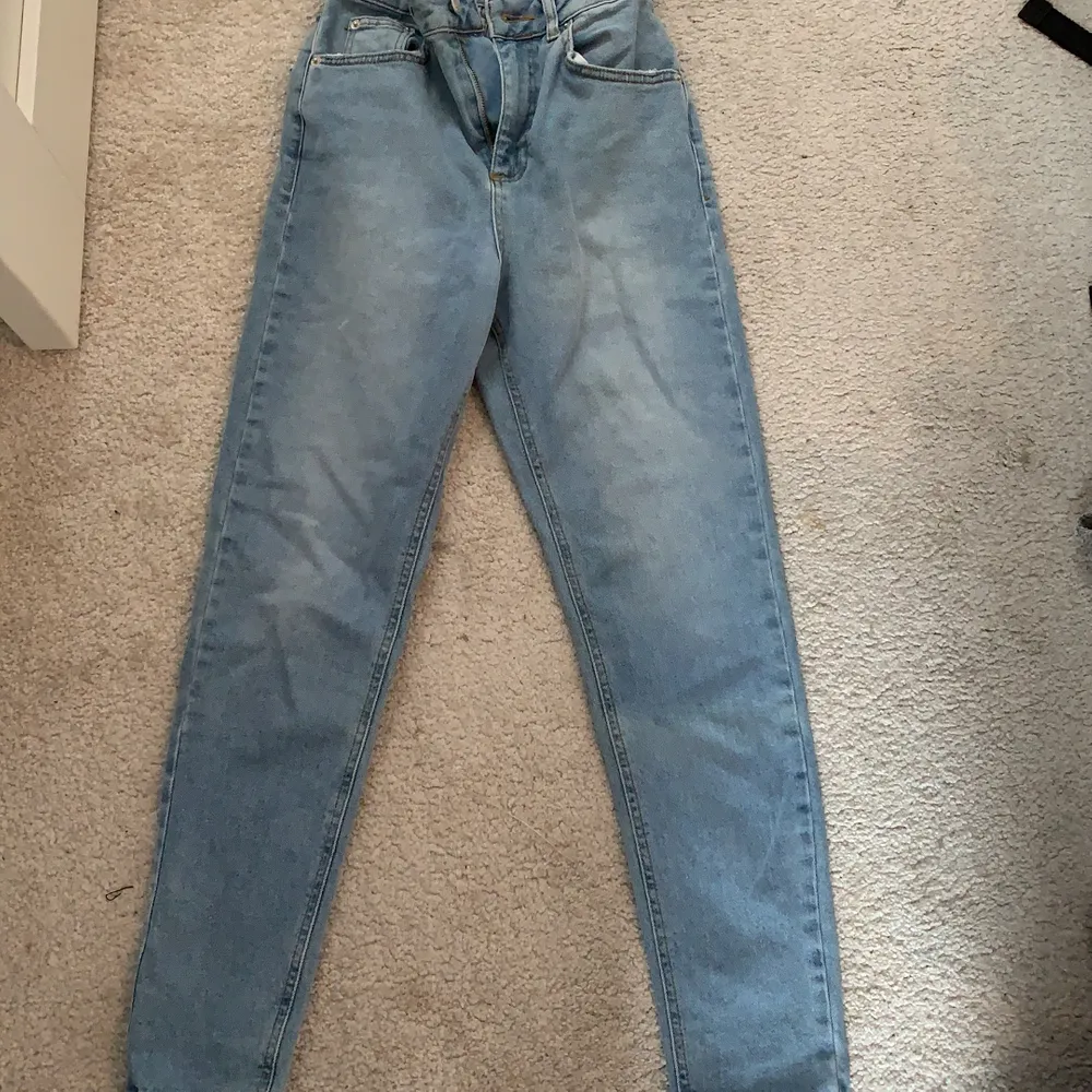 Fina jeans som tyvärr inte kommer till användning, aldrig använda. Lappen är till och med kvar. Jeans & Byxor.