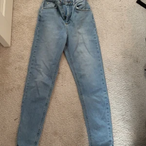 Jeans från NA-KD - Fina jeans som tyvärr inte kommer till användning, aldrig använda. Lappen är till och med kvar