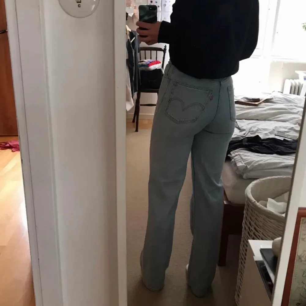 säljer dessa supersuperfina high loose från levis. De är i ljusblå tvätt och så fina nu på sommaren. Passar jättebra i längd på mig som är 176cm. Tyvärr var de för stora för mig i midjan så måste sälja vidare:(❤️ (bilderna är lånade från förra ägaren) . Jeans & Byxor.