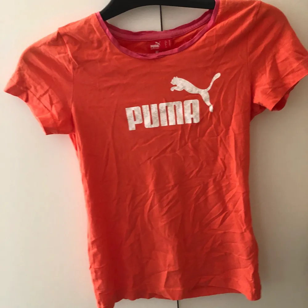 Korallfärgad t-shirt från puma, färgen är mer korall än vad som syns på bilden! Perfekt för träning. T-shirts.