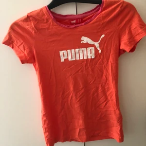 Puma t-shirt - Korallfärgad t-shirt från puma, färgen är mer korall än vad som syns på bilden! Perfekt för träning
