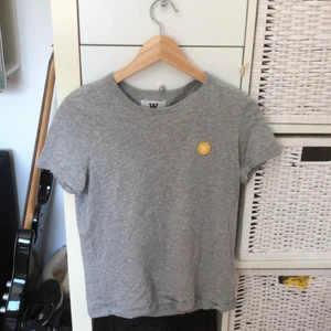 Woodwood t-shirt  - Woodwood t-shirt! Super söt sitter väldigt fint och är i super kvalitet!