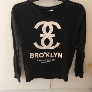 Tröja med tryck - Svart tröja med tryck i bra skick