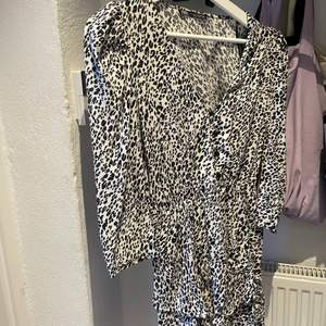 Super fin leopard klänning från Zara! Använd fåtal gånger <3