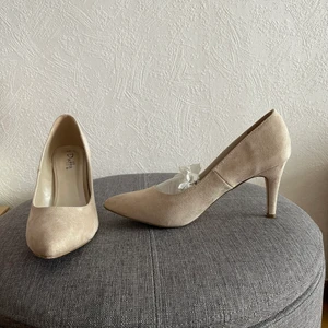 Nude klackar  - Klackar i storlek 39. Använda en gång, ser ut som helt nya.